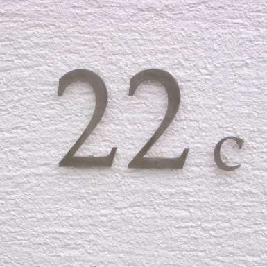 Hausnummer-22c-Schriftzüge