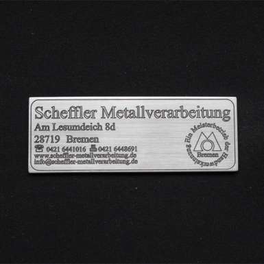Firmenschild-Edelstahl-Schrift-farbig-schwarz-hinterlegt